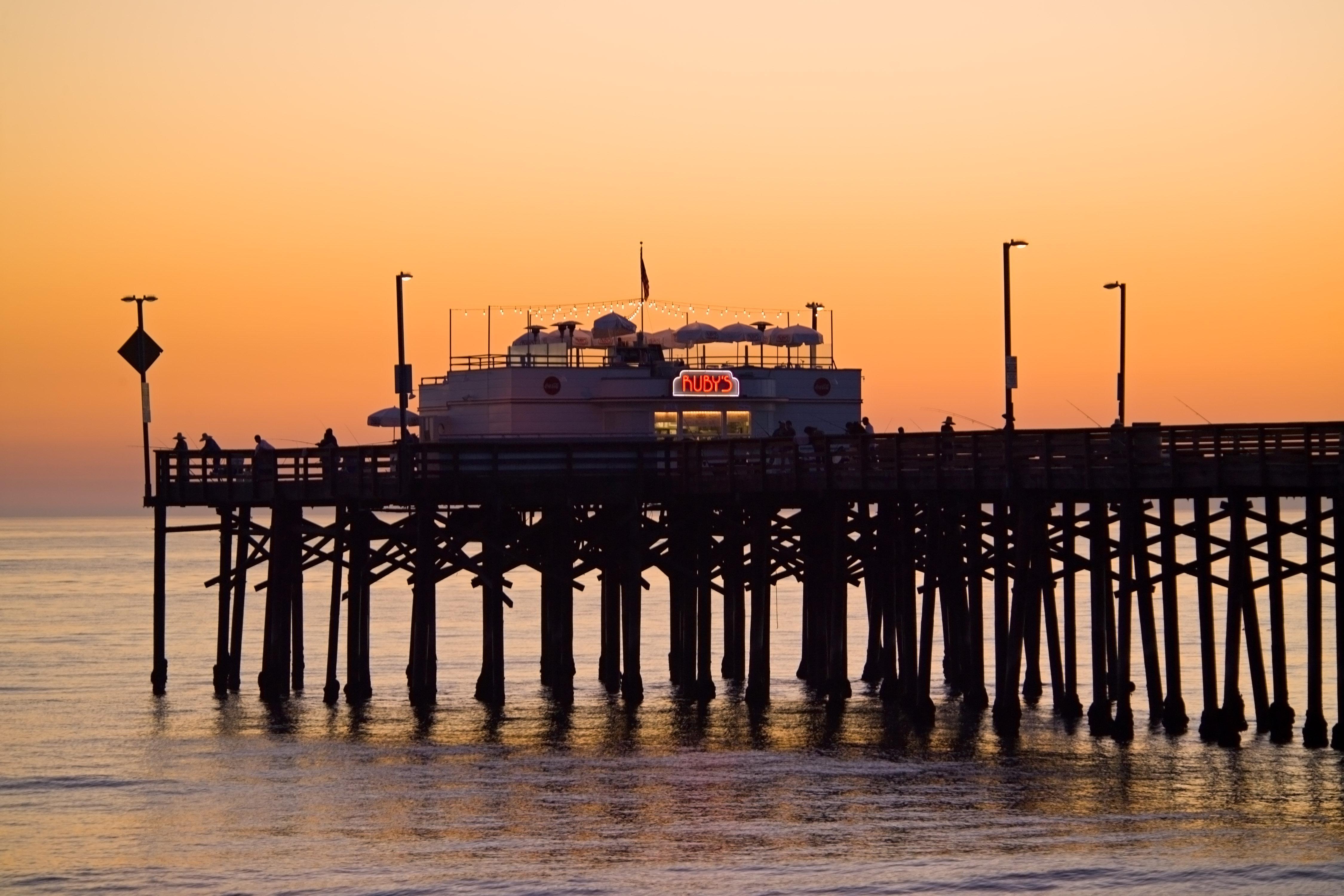Holiday Inn Express Newport Beach By Ihg Exterior foto