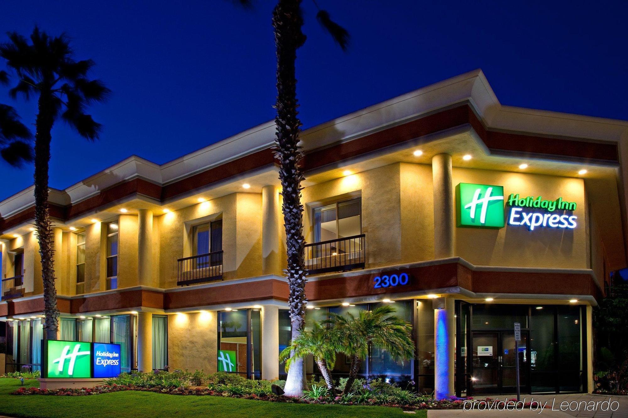 Holiday Inn Express Newport Beach By Ihg Exterior foto
