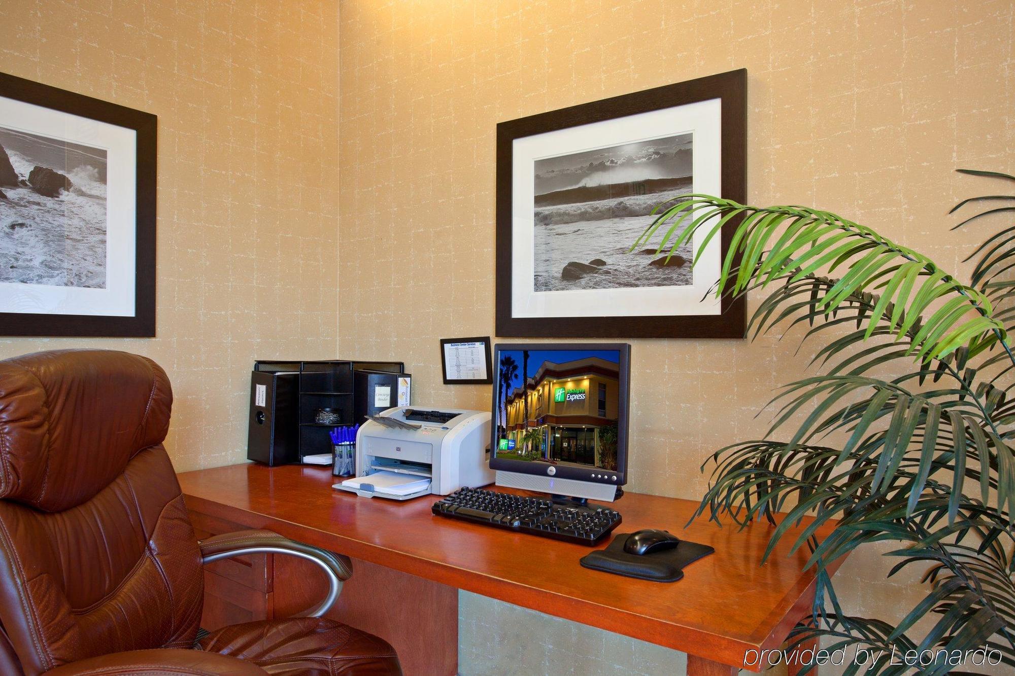 Holiday Inn Express Newport Beach By Ihg Exterior foto