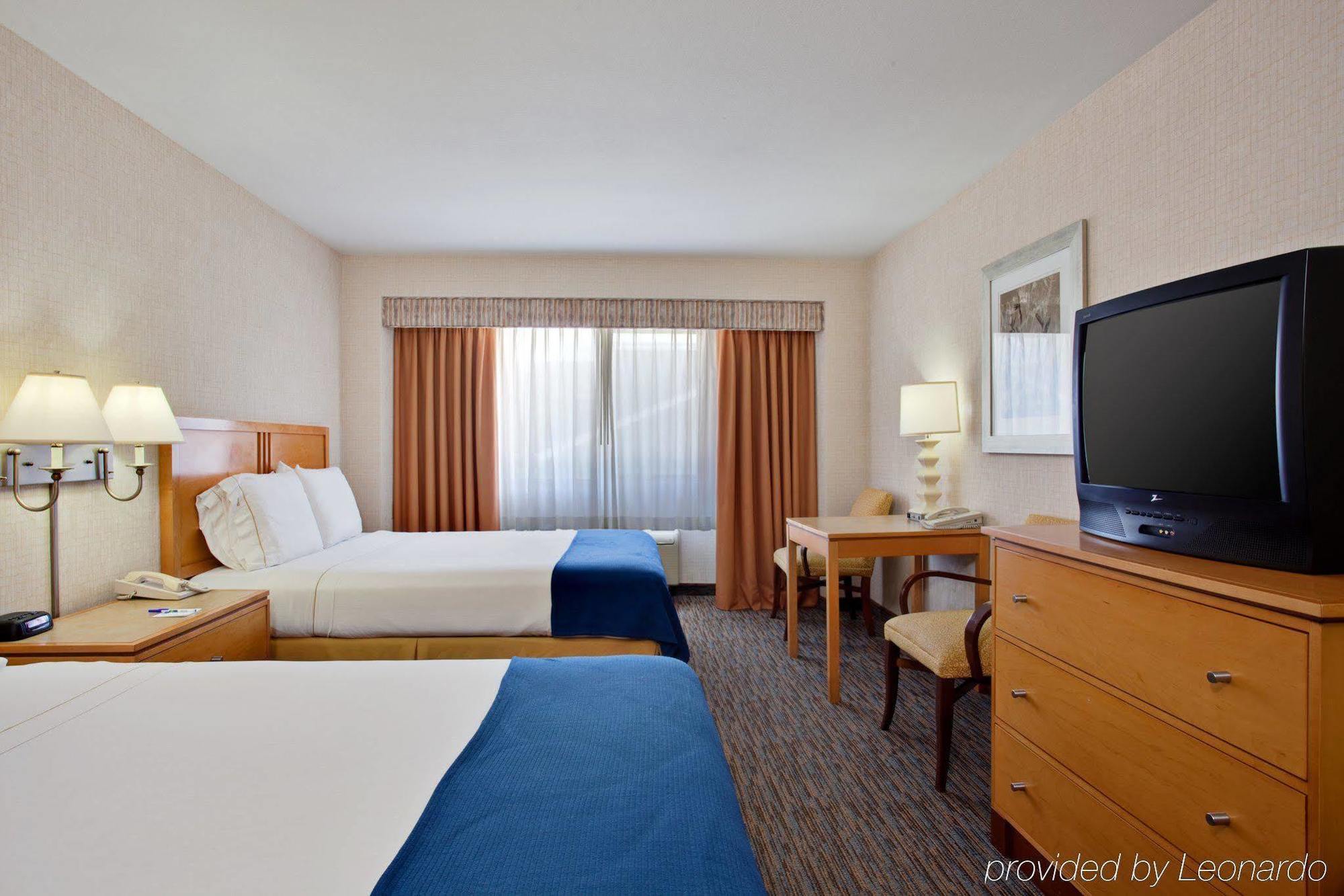 Holiday Inn Express Newport Beach By Ihg Exterior foto