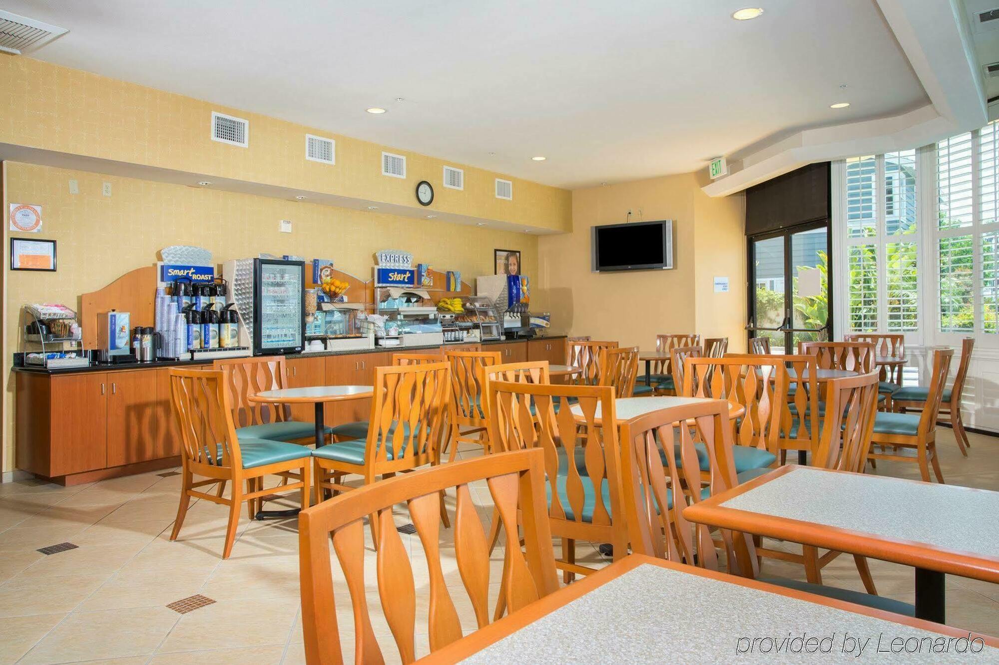 Holiday Inn Express Newport Beach By Ihg Exterior foto