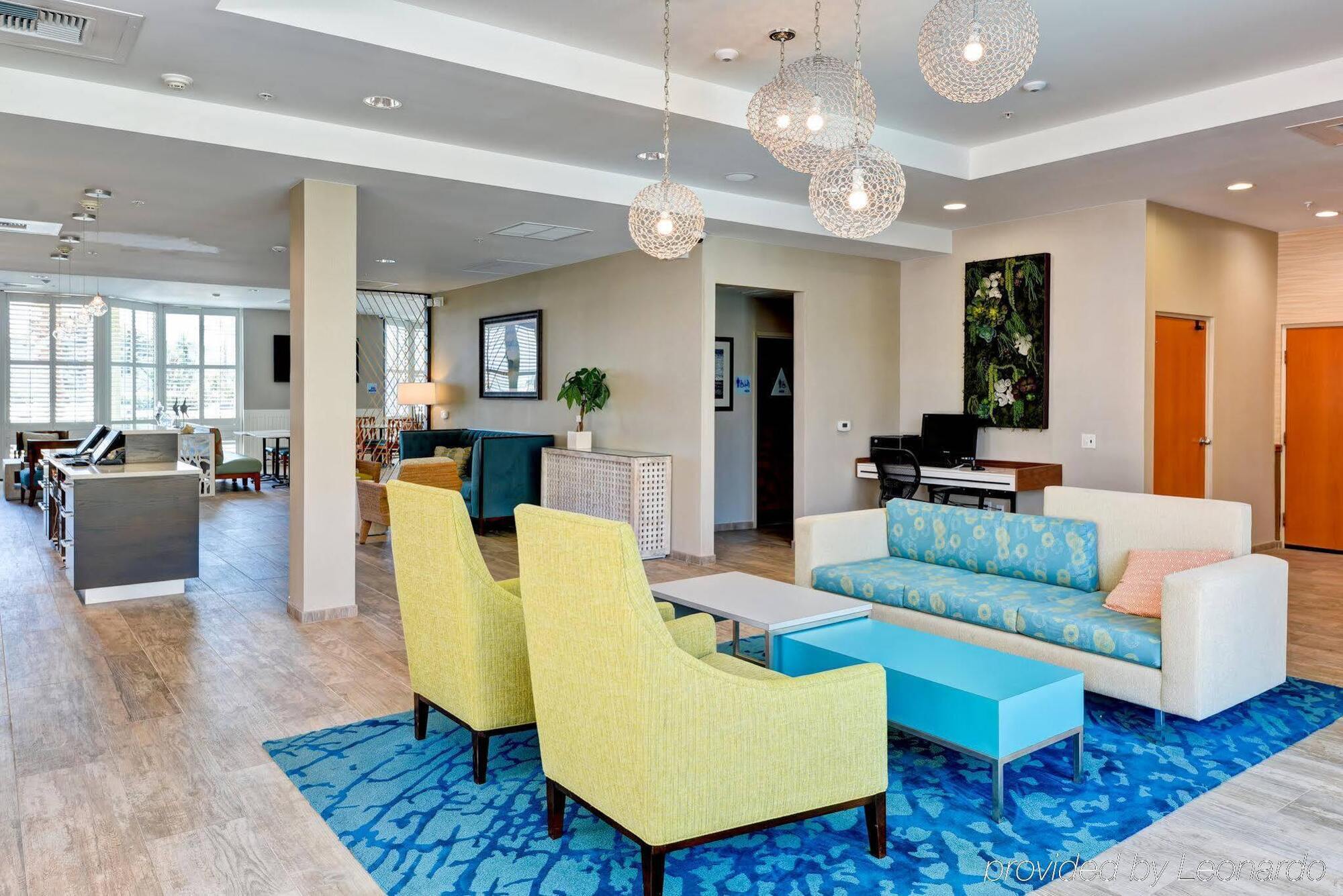 Holiday Inn Express Newport Beach By Ihg Exterior foto